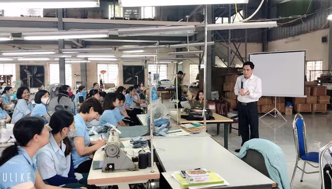 Thạc sỹ Đỗ Việt Đức, chuyên viên Ban Quan hệ lao động thuộc Tổng liên đoàn Lao động Việt Nam đã truyền đạt một số nội dung về an toàn lao động cho các đoàn viên