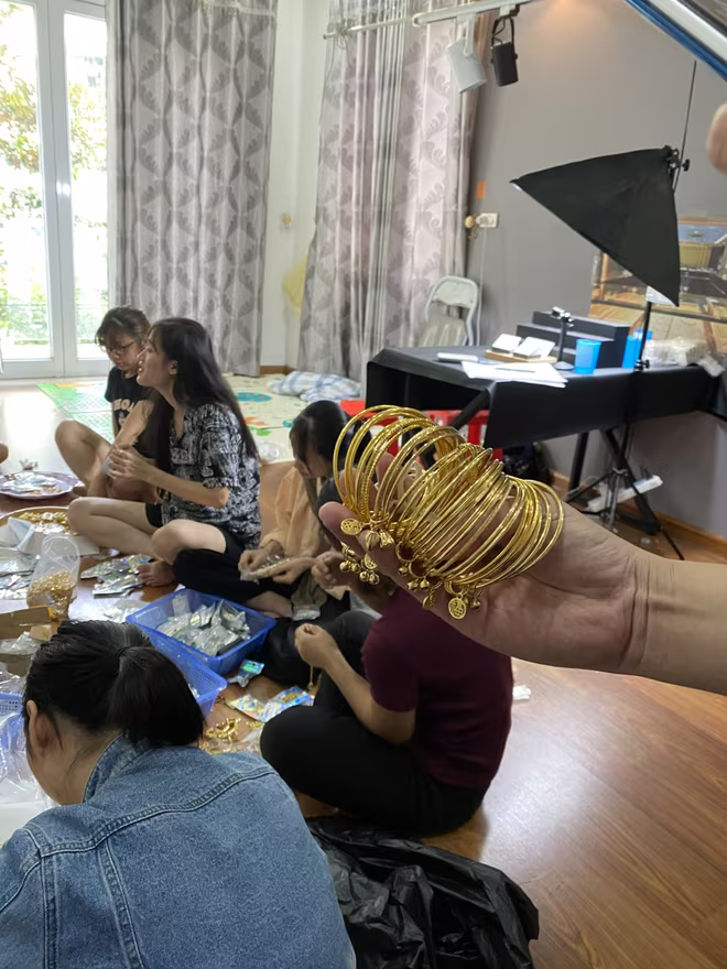 Các loại trang sức mỹ ký nhìn giống như vàng.