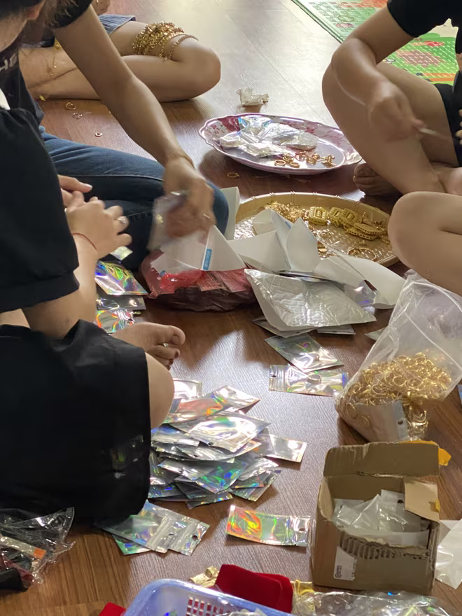 Rất nhiều loại trang sức mỹ ký khác nhau được nhân viên các cơ sở kinh doanh đem ra phân loại, trưng bày.