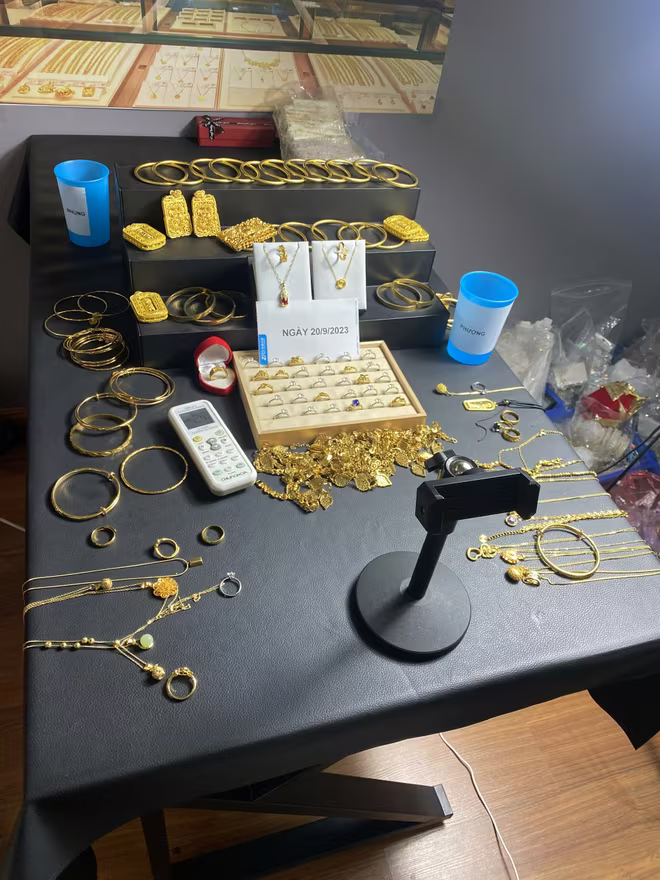 Trang sức mỹ ký không rõ nguồn gốc.