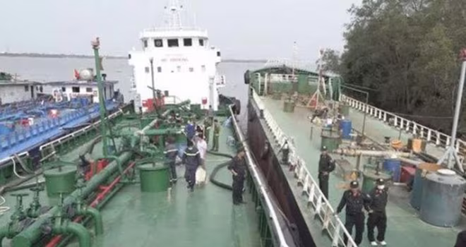 Hình ảnh bắt quả tang các đối tượng đang vận chuyển, bơm hút xăng nhập lậu