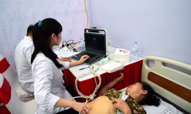 Các bác sĩ đang siêu âm cho bệnh nhân Các bác sĩ đang siêu âm cho bệnh nhân