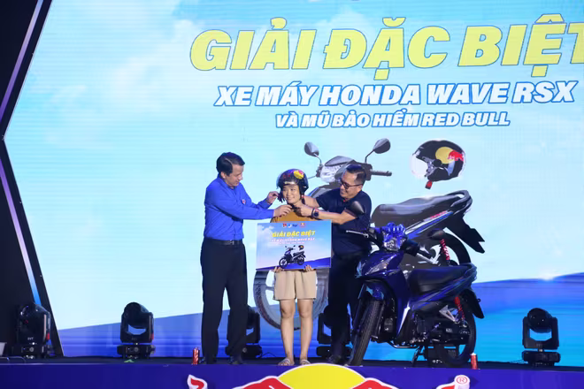 Nhiều thanh niên công nhân nhận được những phần quà giá trị mà ban tổ chức chương trình dành tặng Nhiều thanh niên công nhân nhận được những phần quà giá trị mà ban tổ chức chương trình dành tặng