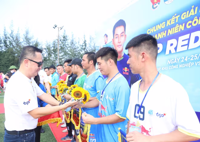 Ban tổ chức tặng cờ lưu niệm cho các đội Ban tổ chức tặng cờ lưu niệm cho các đội