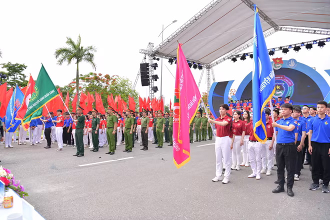 Các lực lượng tình nguyện ra quân tại buổi lễ Các lực lượng tình nguyện ra quân tại buổi lễ