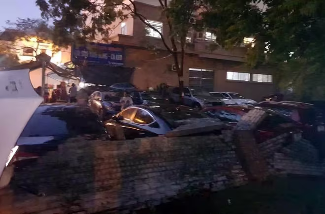 Bức tường đổ trúng nhiều ô tô