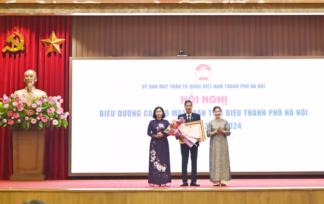 Thừa ủy quyền của Chủ tịch nước, Phó Bí thư Thường trực Thành ủy Hà Nội Nguyễn Thị Tuyến và Phó Chủ tịch Ủy ban Mặt trận Tổ quốc Việt Nam Trương Thị Ngọc Ánh trao Huân chương Lao động hạng Nhì cho nguyên Phó Chủ tịch Thường trực Ủy ban Mặt trận Tổ quốc Việt Nam TP. Hà Nội Nguyễn Anh Tuấn Thừa ủy quyền của Chủ tịch nước, Phó Bí thư Thường trực Thành ủy Hà Nội Nguyễn Thị Tuyến và Phó Chủ tịch Ủy ban Mặt trận Tổ quốc Việt Nam Trương Thị Ngọc Ánh trao Huân chương Lao động hạng Nhì cho nguyên Phó Chủ tịch Thường trực Ủy ban Mặt trận Tổ quốc Việt Nam TP. Hà Nội Nguyễn Anh Tuấn