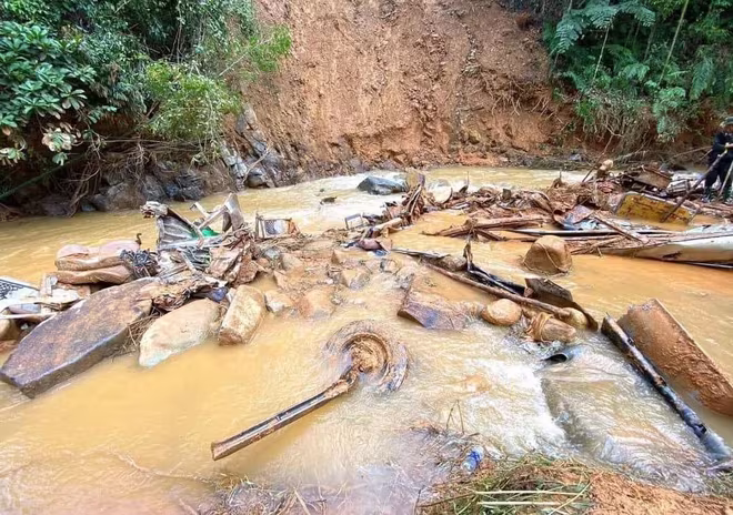 Chiếc xe nát nát vụn thành từng mảnh Chiếc xe nát nát vụn thành từng mảnh