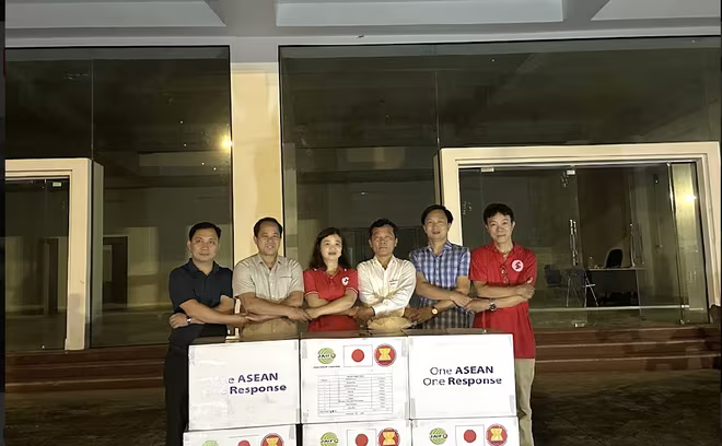 Hơn 40 tấn hàng được trao tặng cho tỉnh Lào Cai ngay trong đêm 14-9 Hơn 40 tấn hàng được trao tặng cho tỉnh Lào Cai ngay trong đêm 14-9