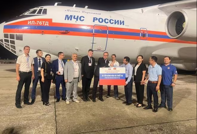 Việt Nam tiếp nhận hàng viện trợ của Liên Bang Nga tại sân bay Nội Bài Việt Nam tiếp nhận hàng viện trợ của Liên Bang Nga tại sân bay Nội Bài