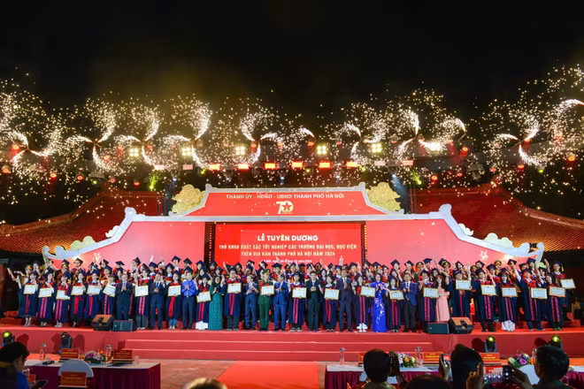 Các thủ khoa được tuyên dương Các thủ khoa được tuyên dương