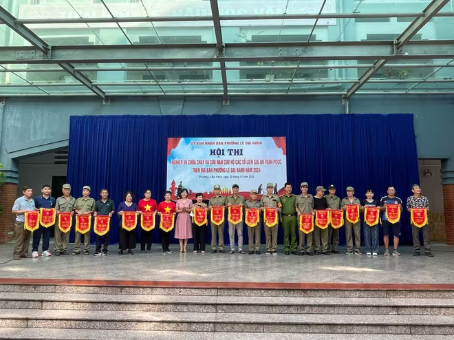 Ban tổ chức trao cờ lưu niệm cho các đội thi Ban tổ chức trao cờ lưu niệm cho các đội thi