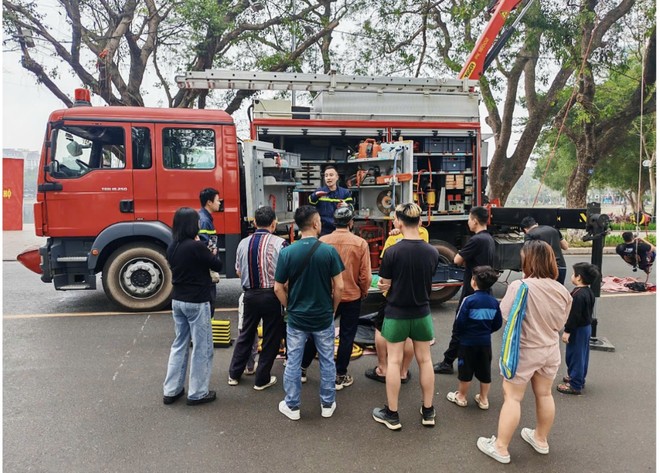 Người dân hứng thú khi được tham gia trải nghiệm công tác chữa cháy và cứu nạn cứu hộ, nghiên cứu thiết bị phương tiện trên xe chữa cháy