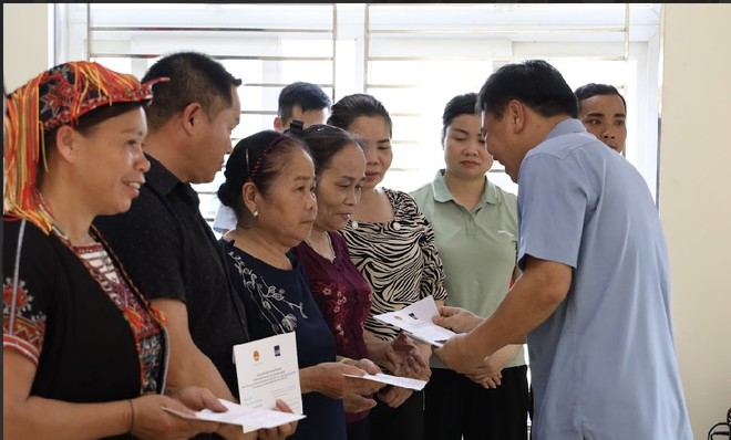 Thứ trưởng Bộ NN và MT Nguyễn Hoàng Hiệp trao tiền mặt cho các hộ gia đình chịu thiệt hại nặng nề do bão lũ