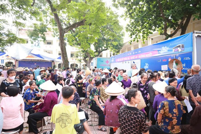 UBND xã Minh Châu, Hà Nội, phối hợp cùng Hội Thầy thuốc trẻ Việt Nam tổ chức khám sức khoẻ cho người dân