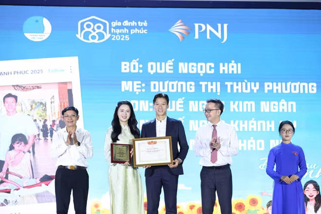 Vợ chồng cầu thủ Quế Ngọc Hải là một trong những cặp vợ chồng trẻ được nhận danh hiệu “Gia đình trẻ hạnh phúc” năm 2025