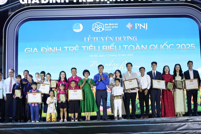 Ban tổ chức trao tặng danh hiệu cho các gia đình được vinh danh