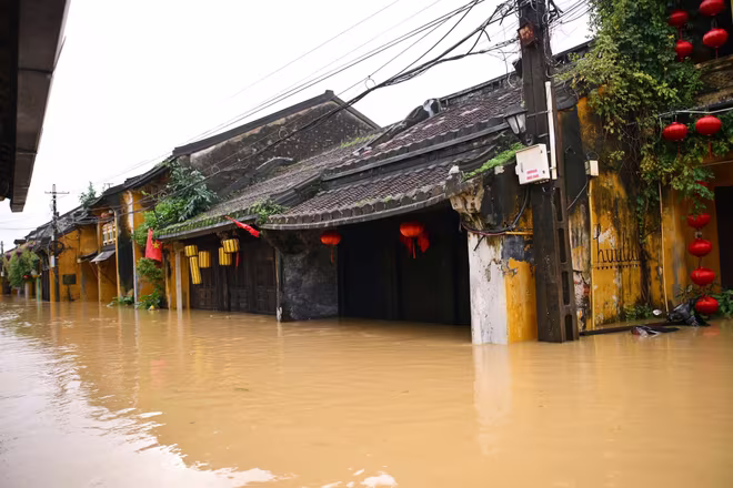 Phố cổ Hội An ngập sâu trong lũ Phố cổ Hội An ngập sâu trong lũ