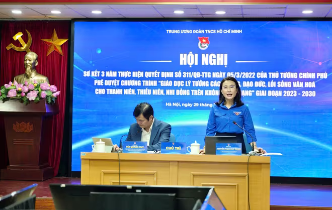 Anh Bùi Quang Huy - Bí thư thứ nhất T.Ư Đoàn và chị Nguyễn Phạm Duy Trang - Bí thư T.Ư Đoàn, Chủ tịch Hội đồng Đội T.Ư chủ trì hội nghị Anh Bùi Quang Huy - Bí thư thứ nhất T.Ư Đoàn và chị Nguyễn Phạm Duy Trang - Bí thư T.Ư Đoàn, Chủ tịch Hội đồng Đội T.Ư chủ trì hội nghị