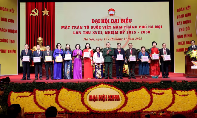 Lãnh đạo Ủy ban MTTQ Việt Nam Thành phố tặng quà các vị Ủy viên Ủy ban MTTQ Việt Nam thành phố Hà Nội khóa XVIII, nhiệm kỳ 2024 - 2029 không tham gia Ủy ban MTTQ Việt Nam thành phố Hà Nội khóa XVIII, nhiệm kỳ 2025 - 2030 Lãnh đạo Ủy ban MTTQ Việt Nam Thành phố tặng quà các vị Ủy viên Ủy ban MTTQ Việt Nam thành phố Hà Nội khóa XVIII, nhiệm kỳ 2024 - 2029 không tham gia Ủy ban MTTQ Việt Nam thành phố Hà Nội khóa XVIII, nhiệm kỳ 2025 - 2030