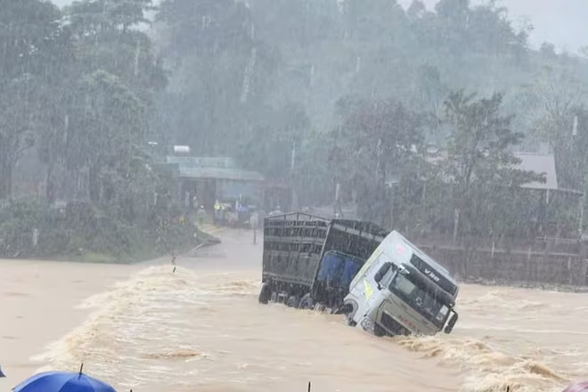 Vượt rào chắn băng qua ngầm tràn, xe tải bị nước lũ chảy xiết cuốn trôi ở Quảng Trị