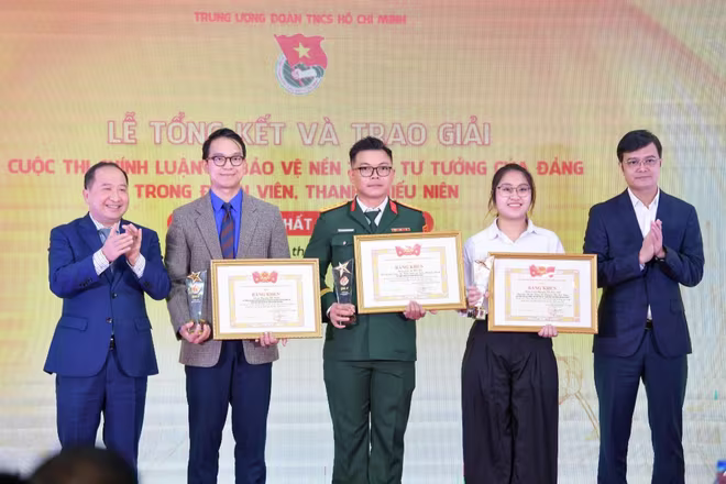 Ủy viên dự khuyết Trung ương Đảng, Bí thư thứ nhất Trung ương Đoàn, Trưởng Ban Chỉ đạo 35 Trung ương Đoàn Bùi Quang Huy và Vụ trưởng Vụ Đoàn thể Nhân dân, Ban Tuyên giáo và Dân vận Trung ương Vy Tư Liệu trao giải Nhất cho các tác giả