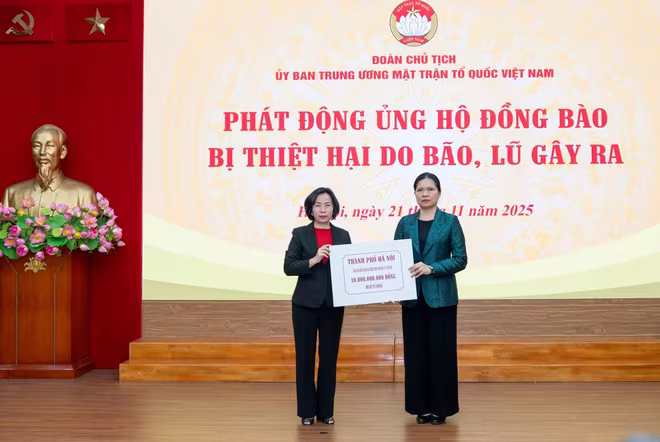 Thay mặt Đoàn Chủ tịch Ủy ban Trung ương MTTQ Việt Nam, đồng chí Hà Thị Nga, Ủy viên Trung ương Đảng, Phó Chủ tịch Ủy ban Trung ương MTTQ Việt Nam tiếp nhận số tiền ủng hộ 10 tỷ đồng từ đại diện lãnh đạo thành phố Hà Nội - đồng chí Bùi Huyền Mai, Ủy viên Ban Thường vụ Thành ủy, Chủ tịch Ủy ban MTTQ Việt Nam thành phố Hà Nội