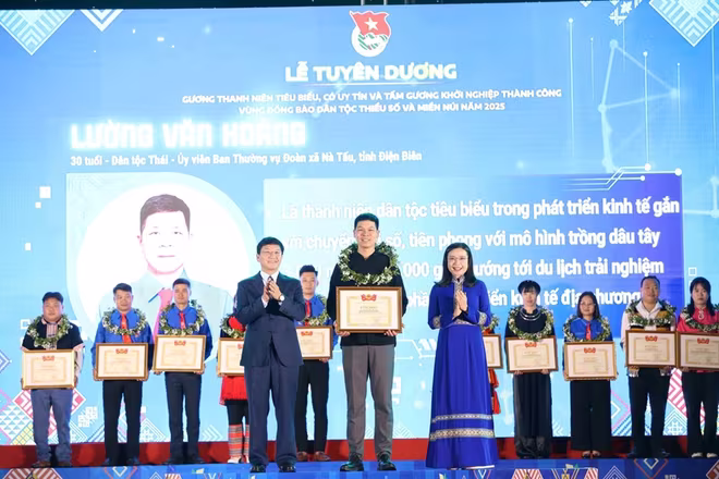 Ban tổ chức trao thưởng các thanh niên tiêu biểu, có uy tín và tấm gương khởi nghiệp thành công vùng đồng bào dân tộc thiểu số và miền núi năm 2025