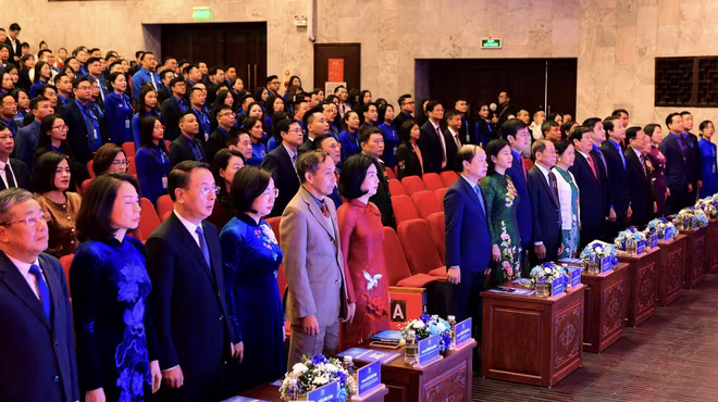 Các đại biểu tham dự phiên họp làm lễ chào cờ