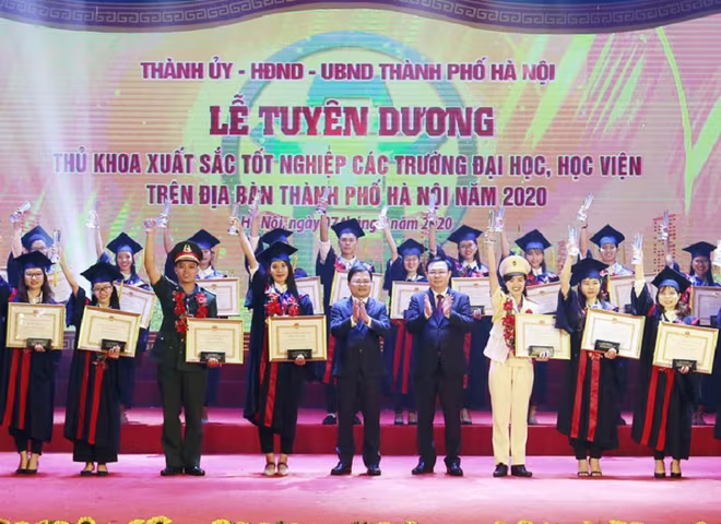 Bí thư Thành ủy Hà Nội Vương Đình Huệ trao bằng khen cho các thủ khoa xuất sắc tốt nghiệp các trường đại học trên địa bàn Bí thư Thành ủy Hà Nội Vương Đình Huệ trao bằng khen cho các thủ khoa xuất sắc tốt nghiệp các trường đại học trên địa bàn