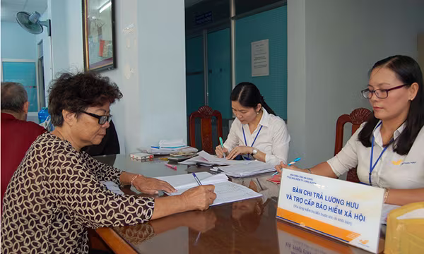 Chính phủ quyết định bổ sung thêm một số trường hợp cán bộ nữ được kéo dài tuổi nghỉ hưu Chính phủ quyết định bổ sung thêm một số trường hợp cán bộ nữ được kéo dài tuổi nghỉ hưu