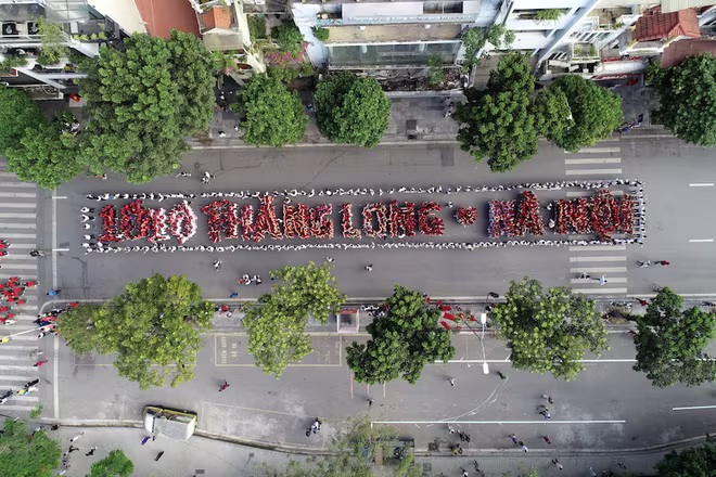 Thanh niên Thủ đô xếp chữ “1010 năm Thăng Long - Hà Nội” tại Quảng trường Đông Kinh Nghĩa Thục Thanh niên Thủ đô xếp chữ “1010 năm Thăng Long - Hà Nội” tại Quảng trường Đông Kinh Nghĩa Thục