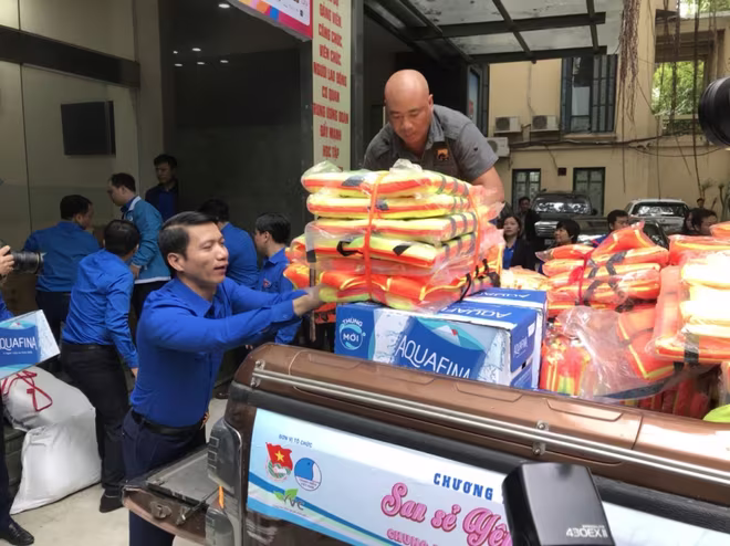 Đồ dùng, nhu yếu phẩm được vận chuyển lên các chuyến xe san sẻ yêu thương Đồ dùng, nhu yếu phẩm được vận chuyển lên các chuyến xe san sẻ yêu thương