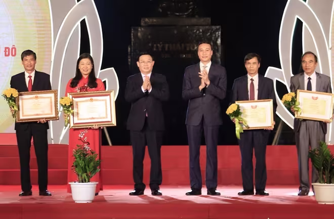 Bí thư Thành ủy Hà Nội Vương Đình Huệ và Phó Chủ tịch Ủy ban Trung ương Mặt trận Tổ quốc Việt Nam Phùng Khánh Tài trao Bằng khen của Thủ tướng Chính phủ, Bằng khen của Ủy ban Trung ương Mặt trận Tổ quốc Việt Nam cho các cá nhân có thành tích xuất sắc