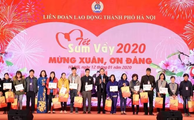 Liên đoàn Lao động Hà Nội tặng quà cho công nhân lao động trong Chương trình Tết sum vầy năm 2020 Liên đoàn Lao động Hà Nội tặng quà cho công nhân lao động trong Chương trình Tết sum vầy năm 2020