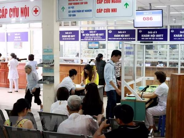 Người dân làm thủ tục khám chữa bệnh bảo hiểm y tế Người dân làm thủ tục khám chữa bệnh bảo hiểm y tế