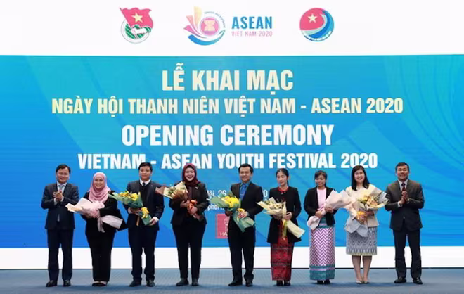 Ban tổ chức tặng hoa đại diện các nước ASEAN tham dự ngày hội Ban tổ chức tặng hoa đại diện các nước ASEAN tham dự ngày hội
