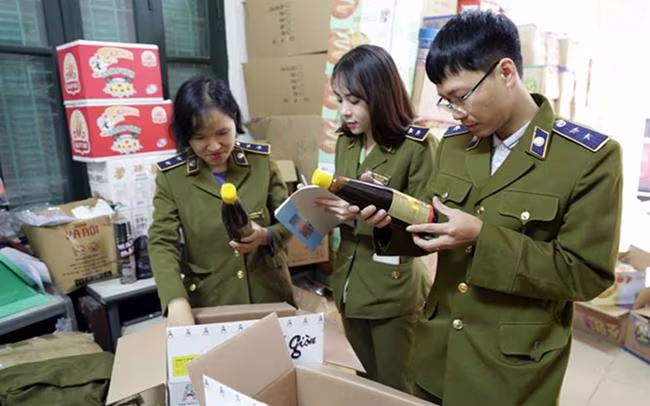 Cán bộ Quản lý thị trường Hà Nội kiểm tra, thu giữ số hàng hóa không có chứng nhận xuất xứ