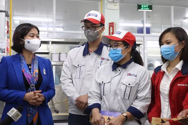 Phó Bí thư Thường trực Thành uỷ Hà Nội Nguyễn Thị Tuyến động viên, chúc Tết người lao động trong ngày làm việc đầu năm