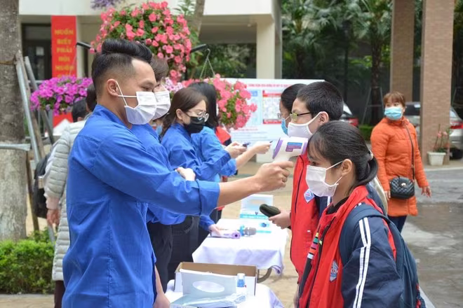 Đoàn viên, thanh niên hỗ trợ đo thân nhiệt cho học sinh trong ngày đầu quay lại trường học Đoàn viên, thanh niên hỗ trợ đo thân nhiệt cho học sinh trong ngày đầu quay lại trường học
