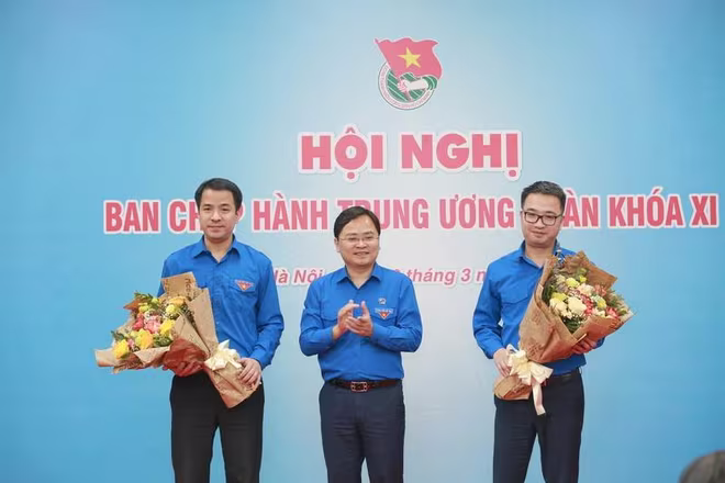 Bí thư thứ nhất Trung ương Đoàn Nguyễn Anh Tuấn chúc mừng hai đồng chí vừa được bầu tham gia Ban Bí thư Trung ương Đoàn Bí thư thứ nhất Trung ương Đoàn Nguyễn Anh Tuấn chúc mừng hai đồng chí vừa được bầu tham gia Ban Bí thư Trung ương Đoàn