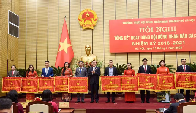 Chủ tịch HĐND thành phố Hà Nội Nguyễn Ngọc Tuấn trao Cờ thi đua của UBND thành phố Hà Nội cho các tập thể có thành tích xuất sắc Chủ tịch HĐND thành phố Hà Nội Nguyễn Ngọc Tuấn trao Cờ thi đua của UBND thành phố Hà Nội cho các tập thể có thành tích xuất sắc