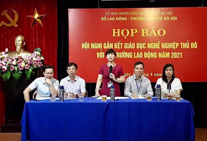 Phó Giám đốc Sở LĐ-TB&XH Hà Nội Nguyễn Thanh Nhàn thông tin tại hội nghị Phó Giám đốc Sở LĐ-TB&XH Hà Nội Nguyễn Thanh Nhàn thông tin tại hội nghị