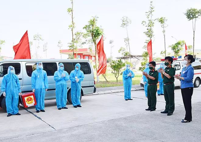 Bí thư Tỉnh ủy, Chủ tịch Ủy ban Bầu cử tỉnh Bắc Ninh Đào Hồng Lan động viên tinh thần cán bộ, chiến sỹ làm nhiệm vụ tổ chức bầu cử tại khu cách ly tập trung của tỉnh Bí thư Tỉnh ủy, Chủ tịch Ủy ban Bầu cử tỉnh Bắc Ninh Đào Hồng Lan động viên tinh thần cán bộ, chiến sỹ làm nhiệm vụ tổ chức bầu cử tại khu cách ly tập trung của tỉnh