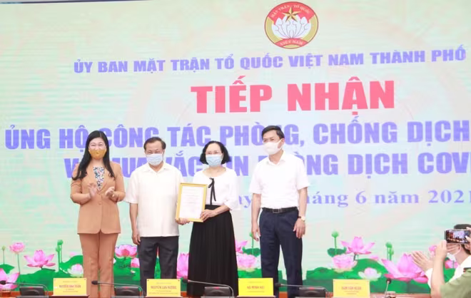 Nguyên Bí thư Thành ủy Phạm Quang Nghị và gia đình ủng hộ phòng, chống dịch Covid-19 Nguyên Bí thư Thành ủy Phạm Quang Nghị và gia đình ủng hộ phòng, chống dịch Covid-19
