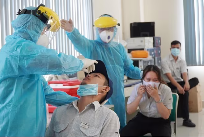 Nhân viên y tế lấy mẫu xét nghiệm cho công nhân Nhân viên y tế lấy mẫu xét nghiệm cho công nhân