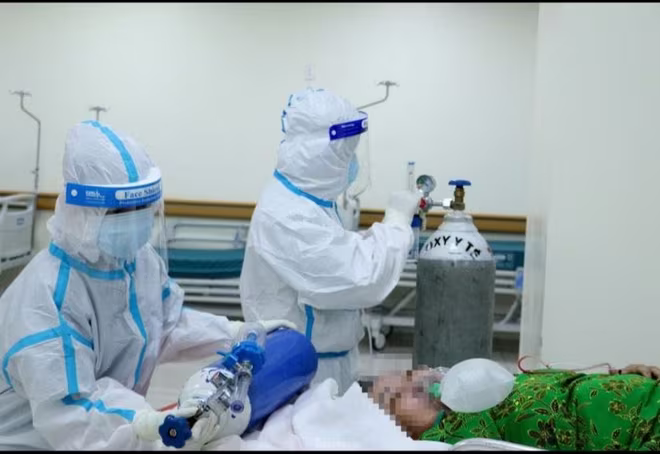 Một bệnh nhân F0 nguy kịch đang được các bác sỹ nhanh chóng cấp cứu