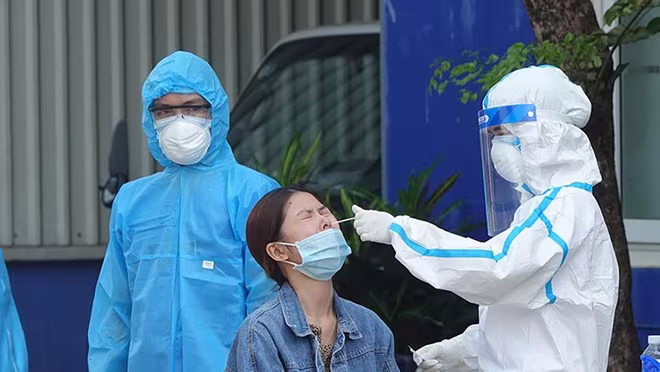 Người thường xuyên tiếp xúc với nguồn bệnh Covid-19 gồm nhân viên lấy mẫu, nhân viên khu cách ly tập trung...