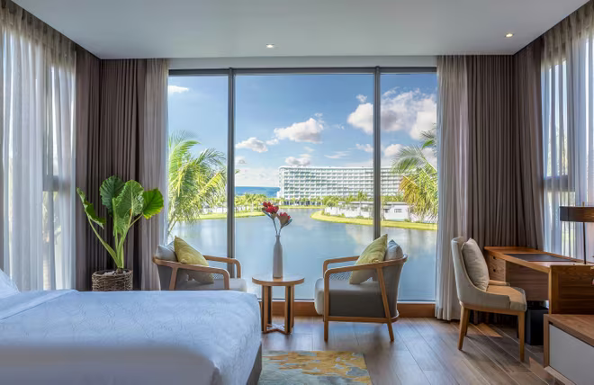 Một góc phòng ngủ hướng hồ tại biệt thự nghỉ dưỡng Mövenpick Villas &amp; Residences Phú Quốc
