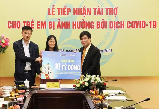 Ông Hoàng Văn Tiến, Giám đốc Quỹ Bảo trợ trẻ em Việt Nam tiếp nhận 10 tỷ đồng từ Công ty Sữa Việt Nam Ông Hoàng Văn Tiến, Giám đốc Quỹ Bảo trợ trẻ em Việt Nam tiếp nhận 10 tỷ đồng từ Công ty Sữa Việt Nam